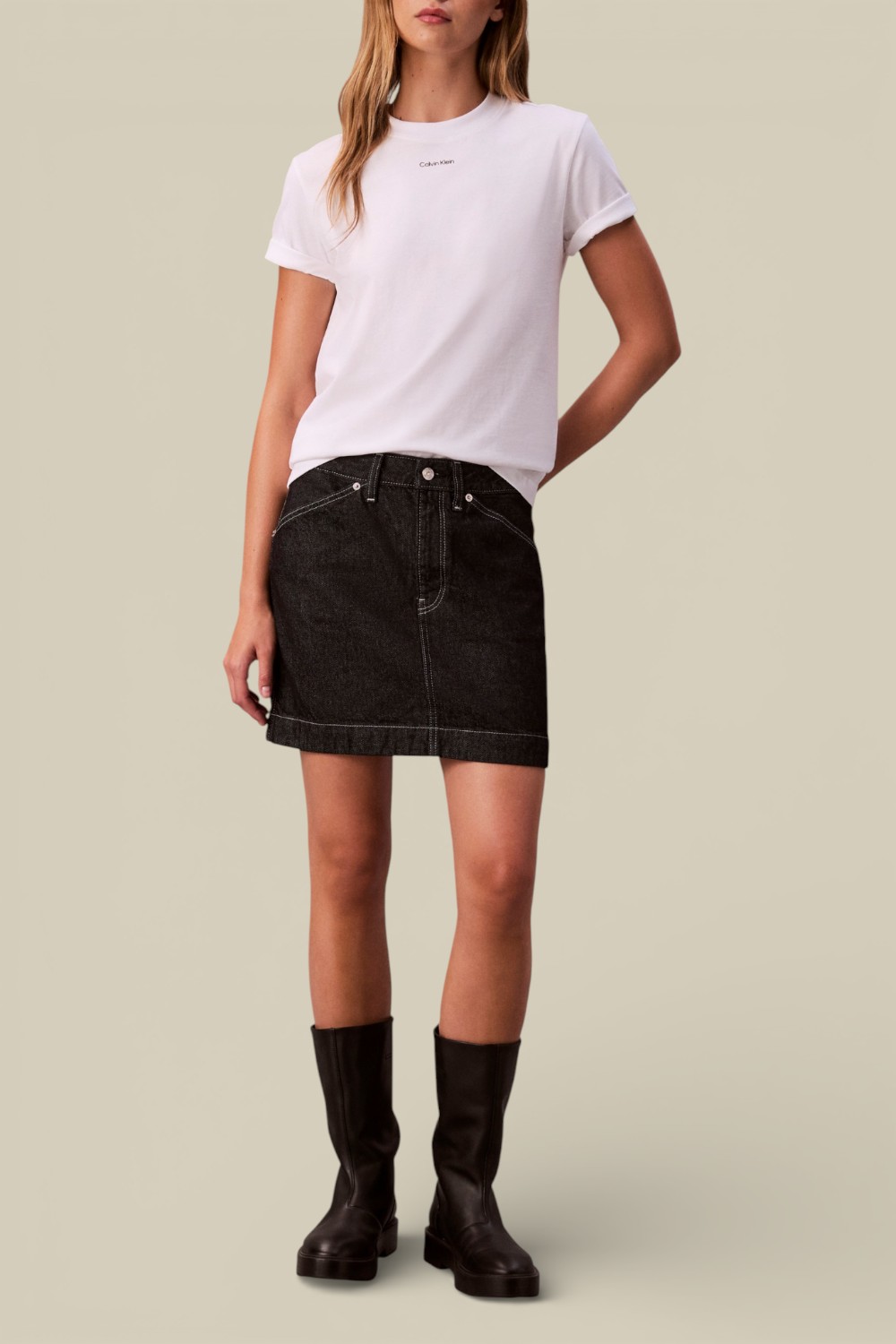 תמונת כל הלוק של חולצת טי